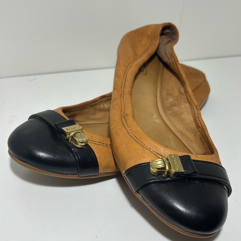 Women’s 6 black & tan leather rounded toe buckle detail ballet flats patent shoe